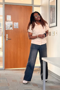 Victoria Ayodele, a senior studying neurological development and nutrition and a project team member, leads discussion during the nutrition workshop. 